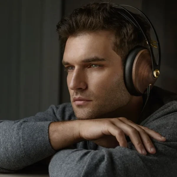 Meze-Audio-99-Classics-2nd-Gen-man-2