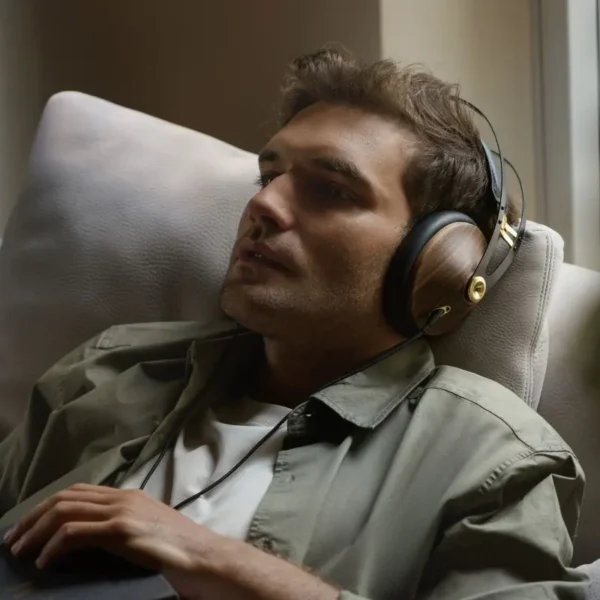 Meze-Audio-99-Classics-2nd-Gen-man-3