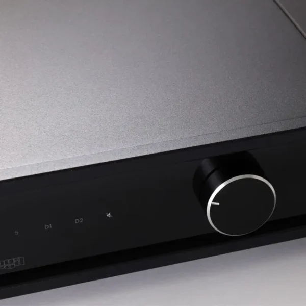 rega-Elex-closeup
